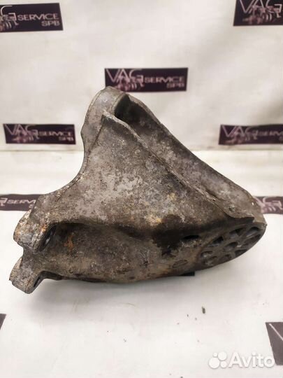 Кронштейн двигателя левый VW 3.0 Cas