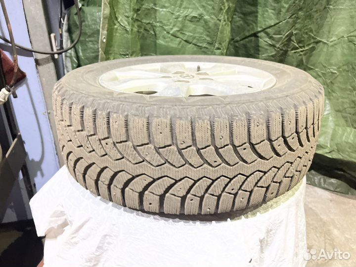 Bridgestone Blizzak Spike-01 215/60 R16