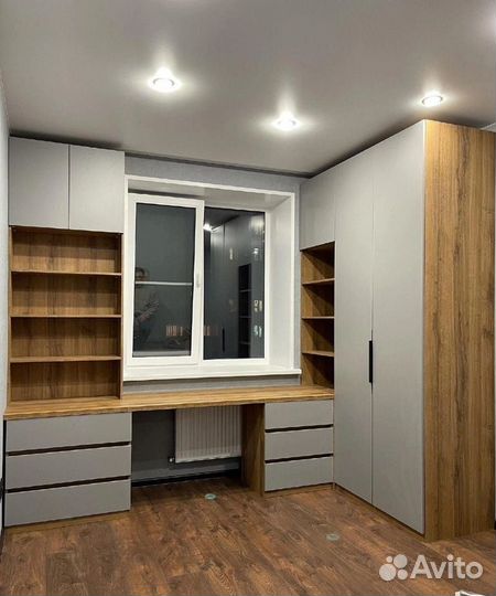 Стол у окна, рабочее место и шкафы под заказ