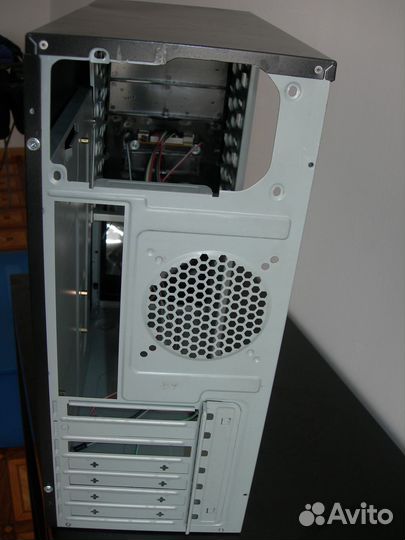 Корпус в хорошем состоянии, не пылинки Gigabyte