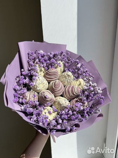 Букет из клубники в шоколаде с гипсофилой