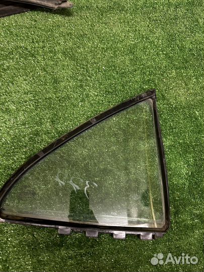 Форточка задней левой двери Toyota Avensis (03-09)