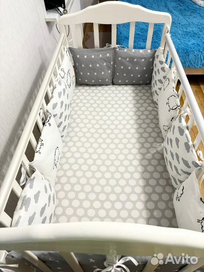 Детская кроватка на колесиках