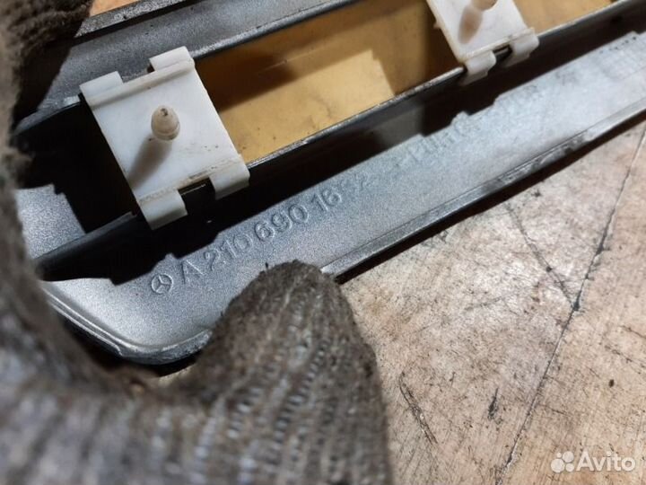 Молдинг на крыло передний правый Mercedes-Benz