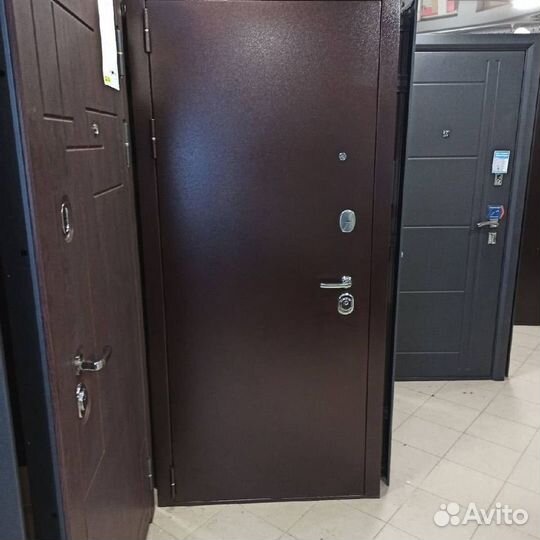 Дверь входгая. Дк