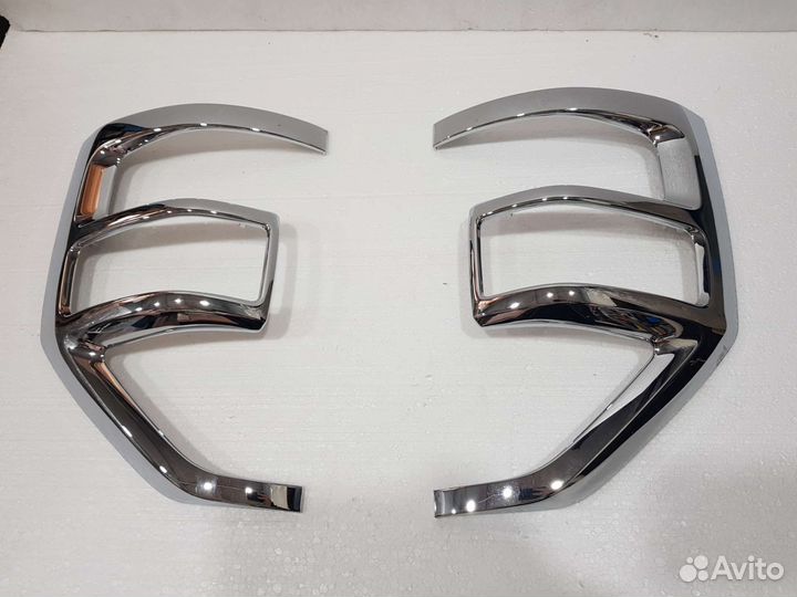 Накладки фонаря Mitsubishi Pajero 3 хром ориг нов