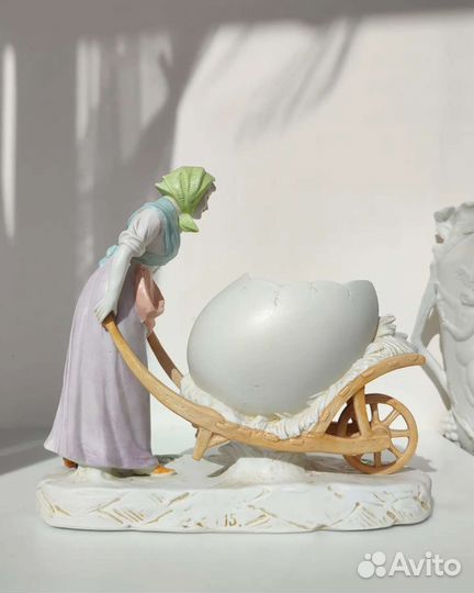 Антикварная фарфоровая статуэтка Яйцо Пасха