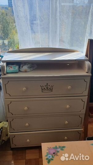 Детская кроватка с маятником и комодом