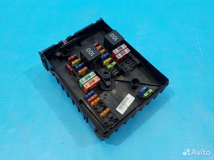 Блок предохранителей под капотом skoda Octavia A5