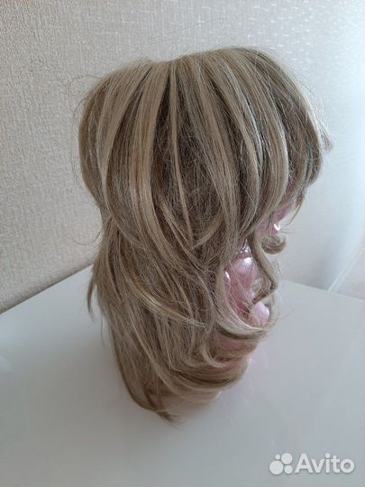 Парик средней длины