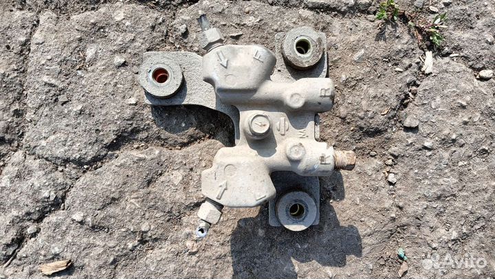 Распределитель тормозной Nissan Primera P11