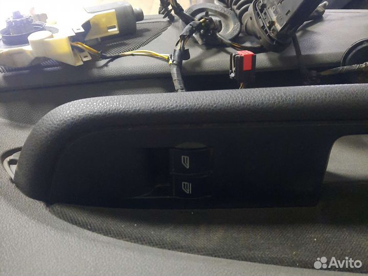 Обшивка передней левой двери с мотором и проводкой