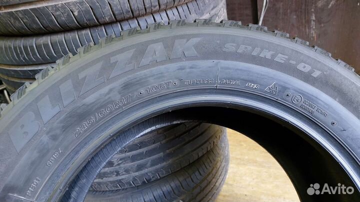 Bridgestone Blizzak Spike-01 235/60 R17 106T