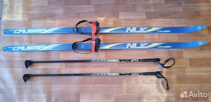 Лыжи с палками и клюшка