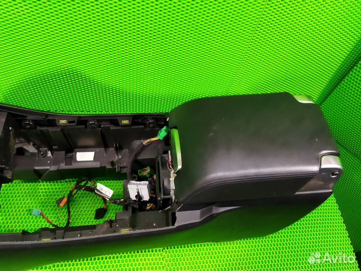 Подлокотник с холодильником в сборе Land Rover