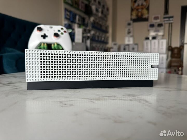 Xbox One S 1TB гарантия отличное состояние