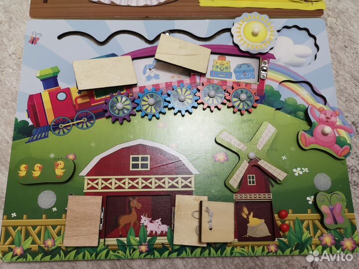 Игрушка развивающая (бизиборд)