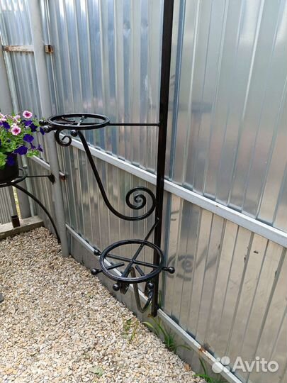 Подставка для цветов металлическая