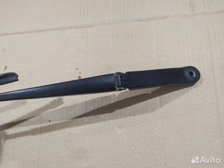 Поводок стеклоочистителя левый Renault Fluence