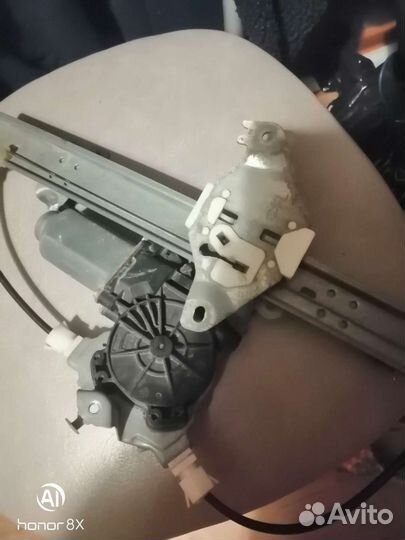 Стекоподьемник