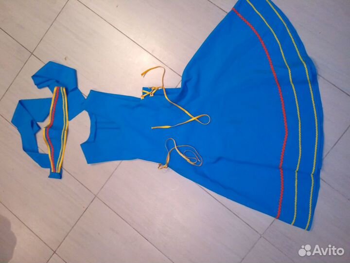 Костюмы, платья