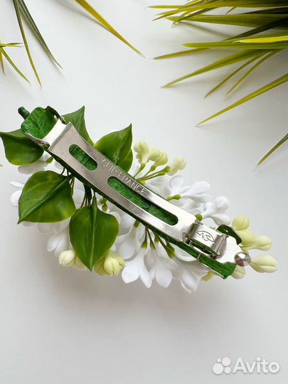 Заколка-автомат с цветами белой сирени