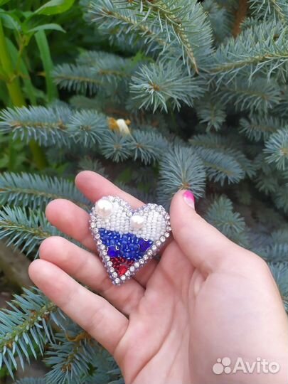 Брошь из бисера ручной работы