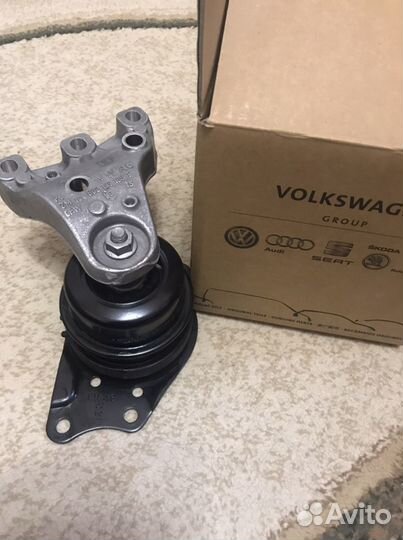 Опора двигателя правая оригинал VW
