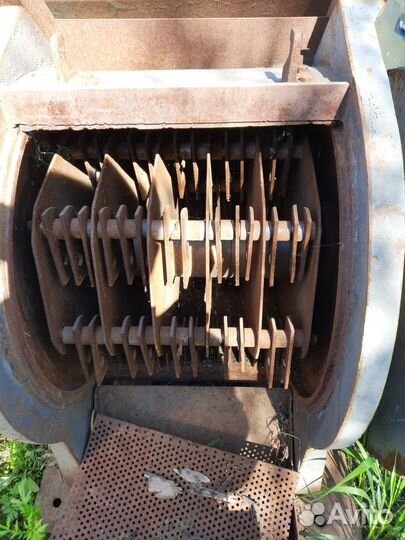 Зернодробилка, электродвигателя и насосы