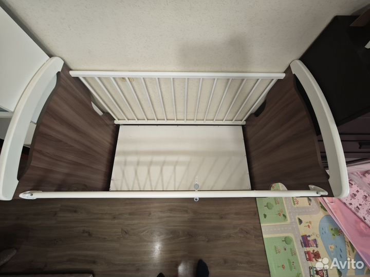 Детская кроватка с маятником и ящиком