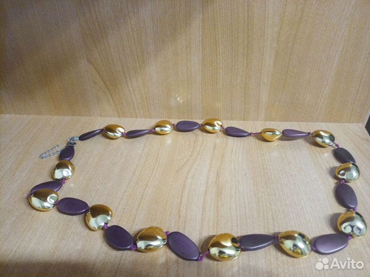 Бусы, брошь