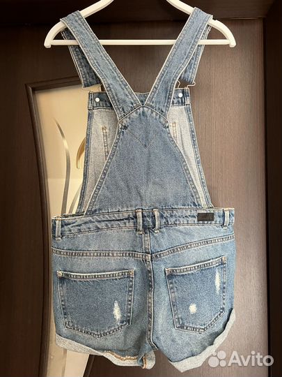 Джинсовый комбинезон с шортами женский pull&bear