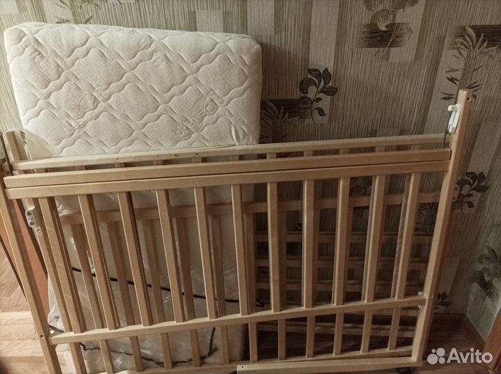 Детская кроватка с маятником