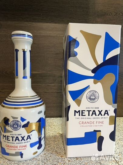 Бутылка и коробка от коньяка metaxa