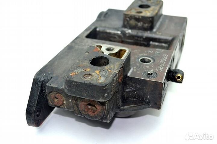 Кронштейн масляного фильтра international 9800