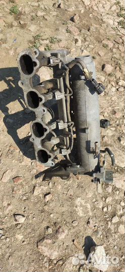 Топливная рампа Ниссан Либерти qr 20