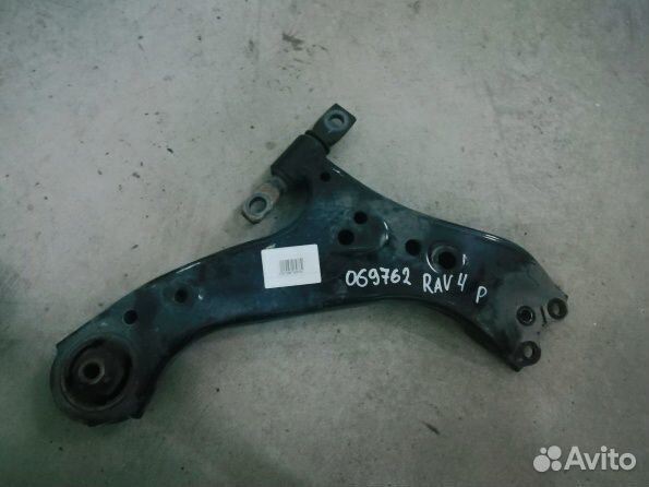Toyota Rav 4 рычаг правый перелний