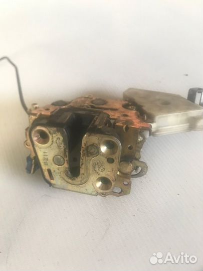 Замок двери передний левый Nissan Cefiro A33