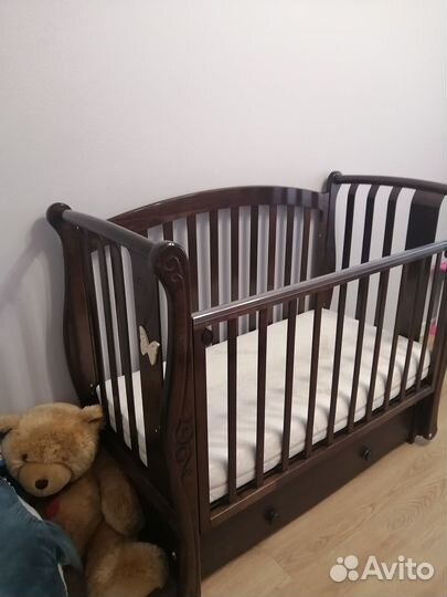 Детская кровать и комод