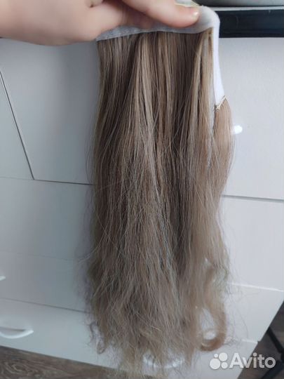 Волосы на заколках русые