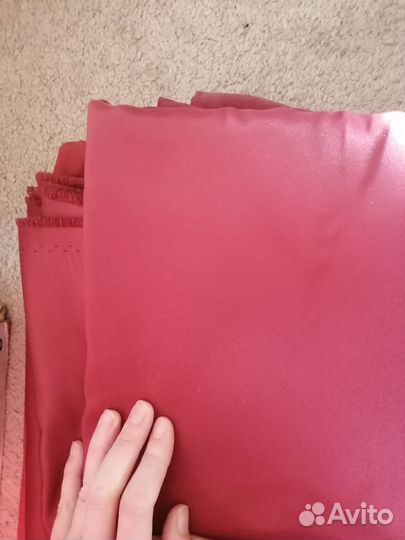 Атлас очень плотный. Не пропускает солнечный свет