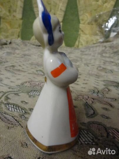 Фарфоровая статуэтка 