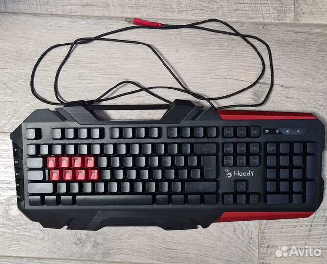 Игровая клавиатура и коврик для мыши