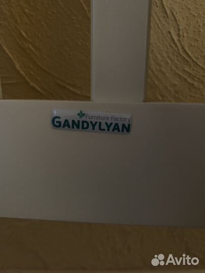 Детская кроватка с маятником