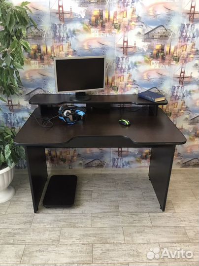 Компьютерный стол с подставкой под монитор