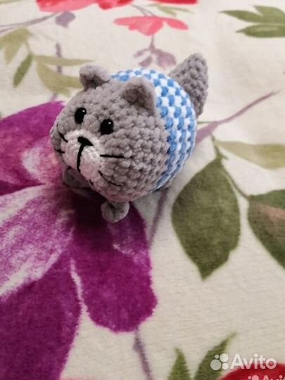 Вязаный кот-колобок и кошечка