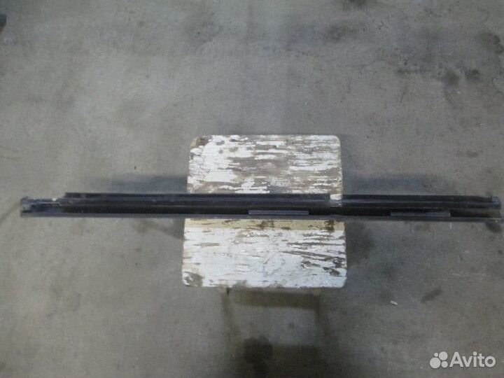 Бархотка стекла двери задней правой наружная Cadil