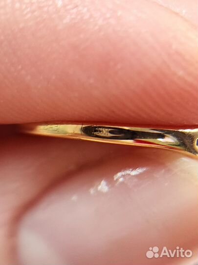 Золотое кольцо 585 пробы фианиты 15р. 1,25