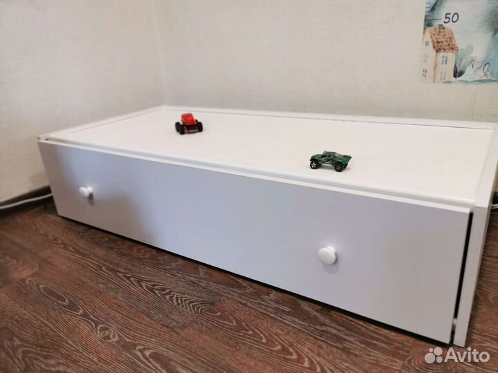 Детская кроватка с маятником