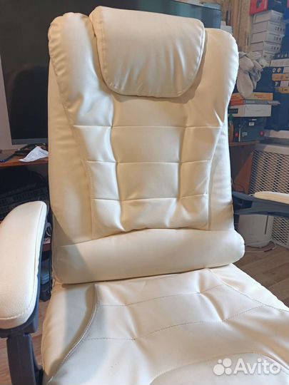 Офисное кожаное кресло